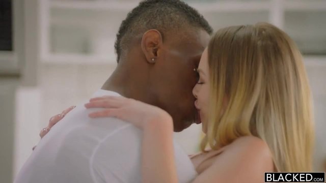 30多公分长的粗大黑屌全部插入粉嫩少女花心内真正的插进子宫720P高清_1